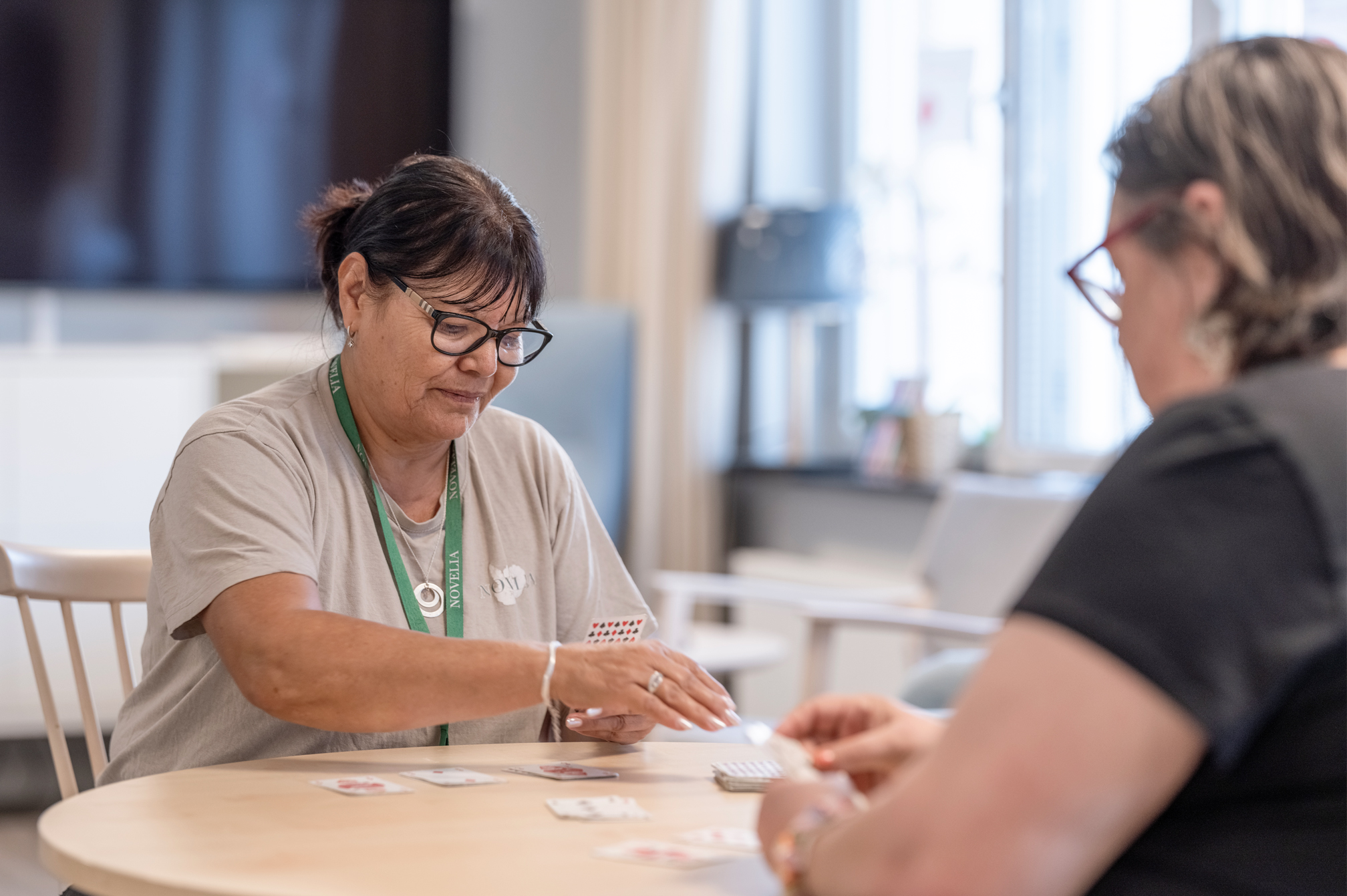 Två personer som spelar kort