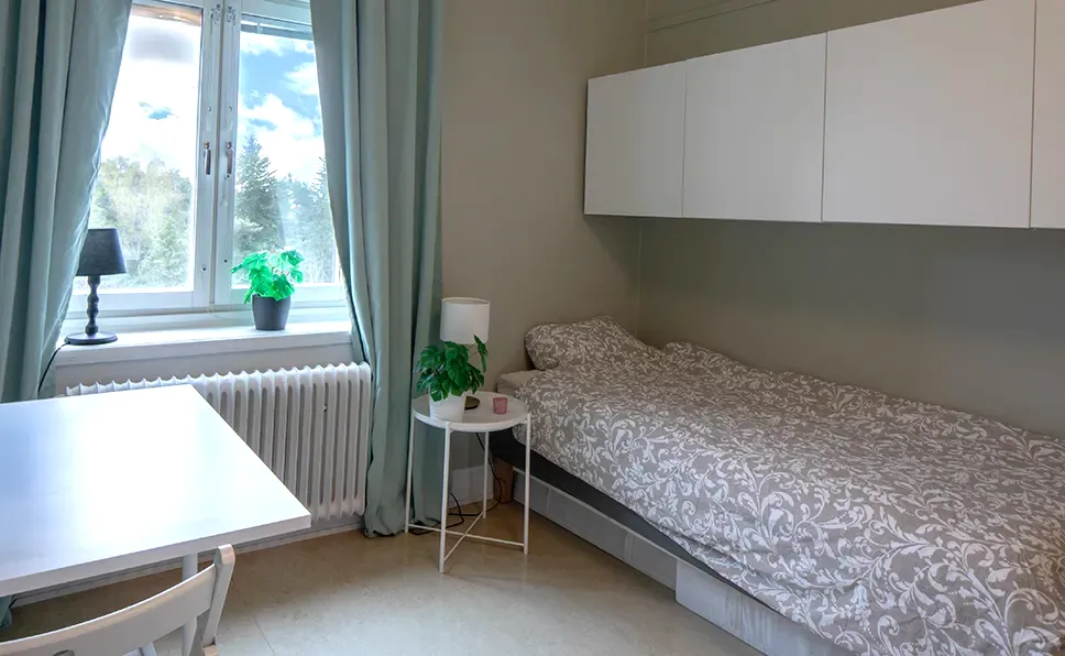 Rum på stödboende med säng och utsikt