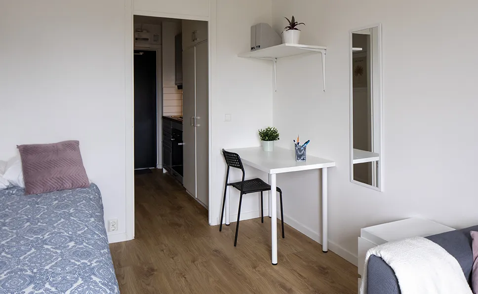 Vardagsrum på stödboende med skrivbord och spegel