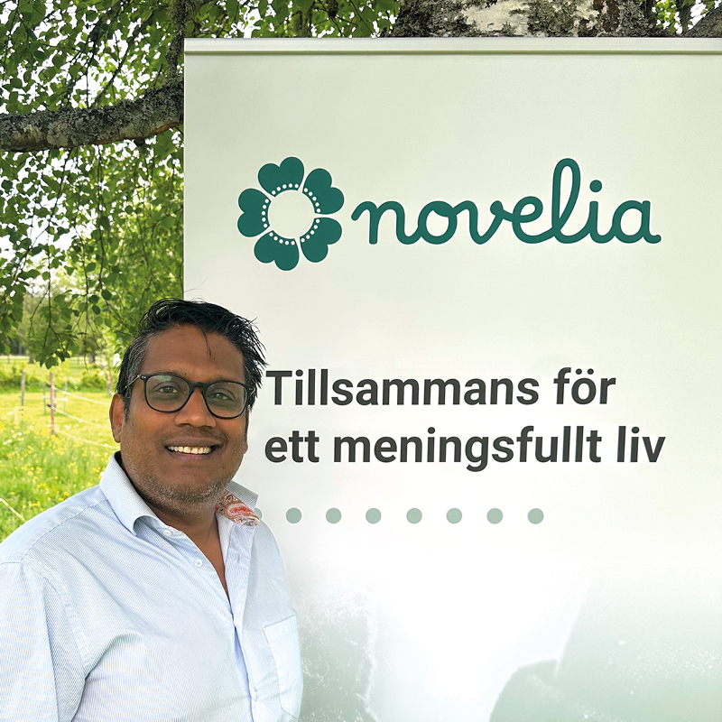 Bild på Simon framför rollup